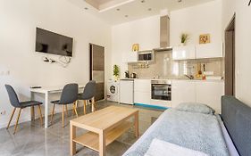 Modernized Condo At Kiraly 51